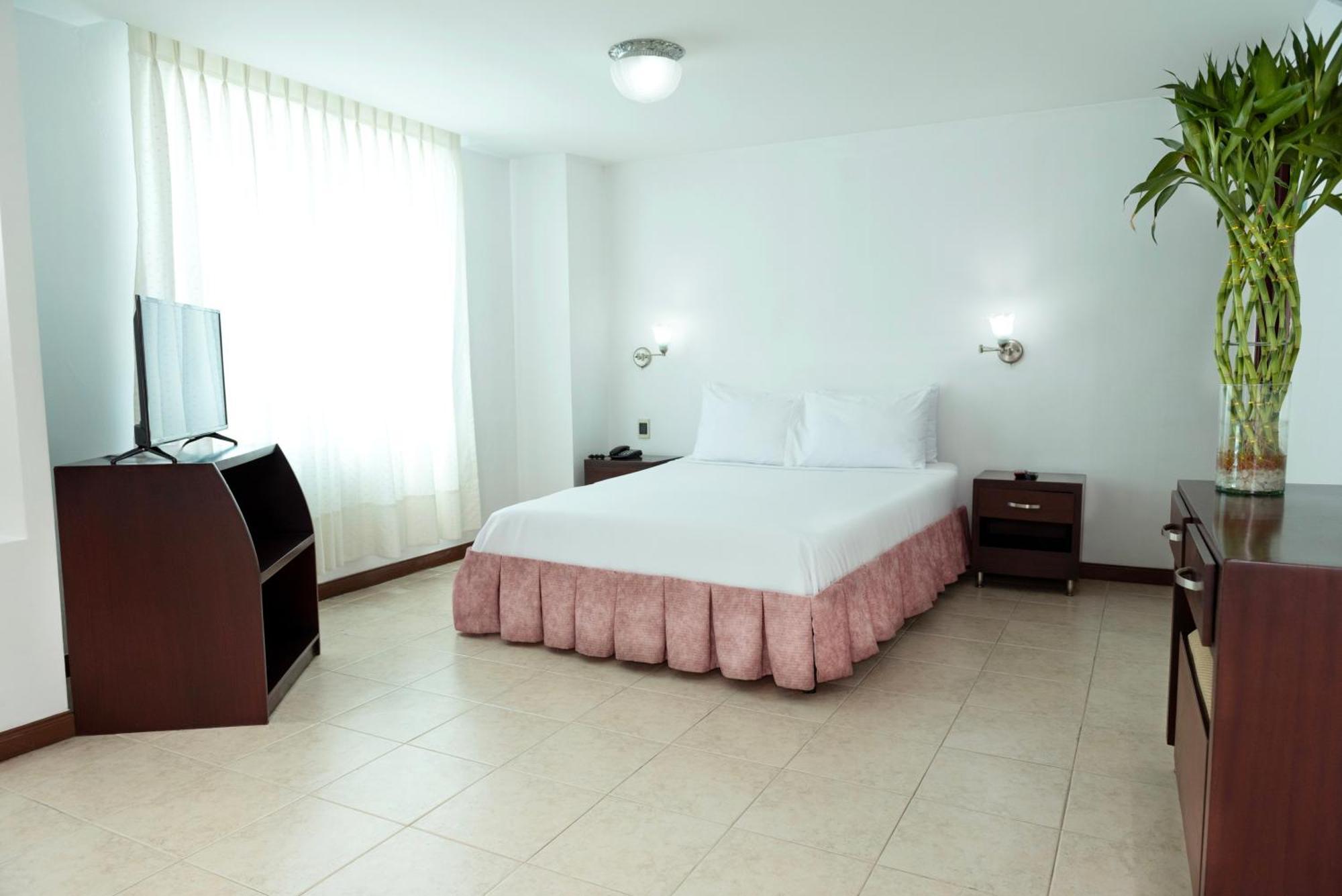 Hotel Plaza Las Americas Кали Екстериор снимка