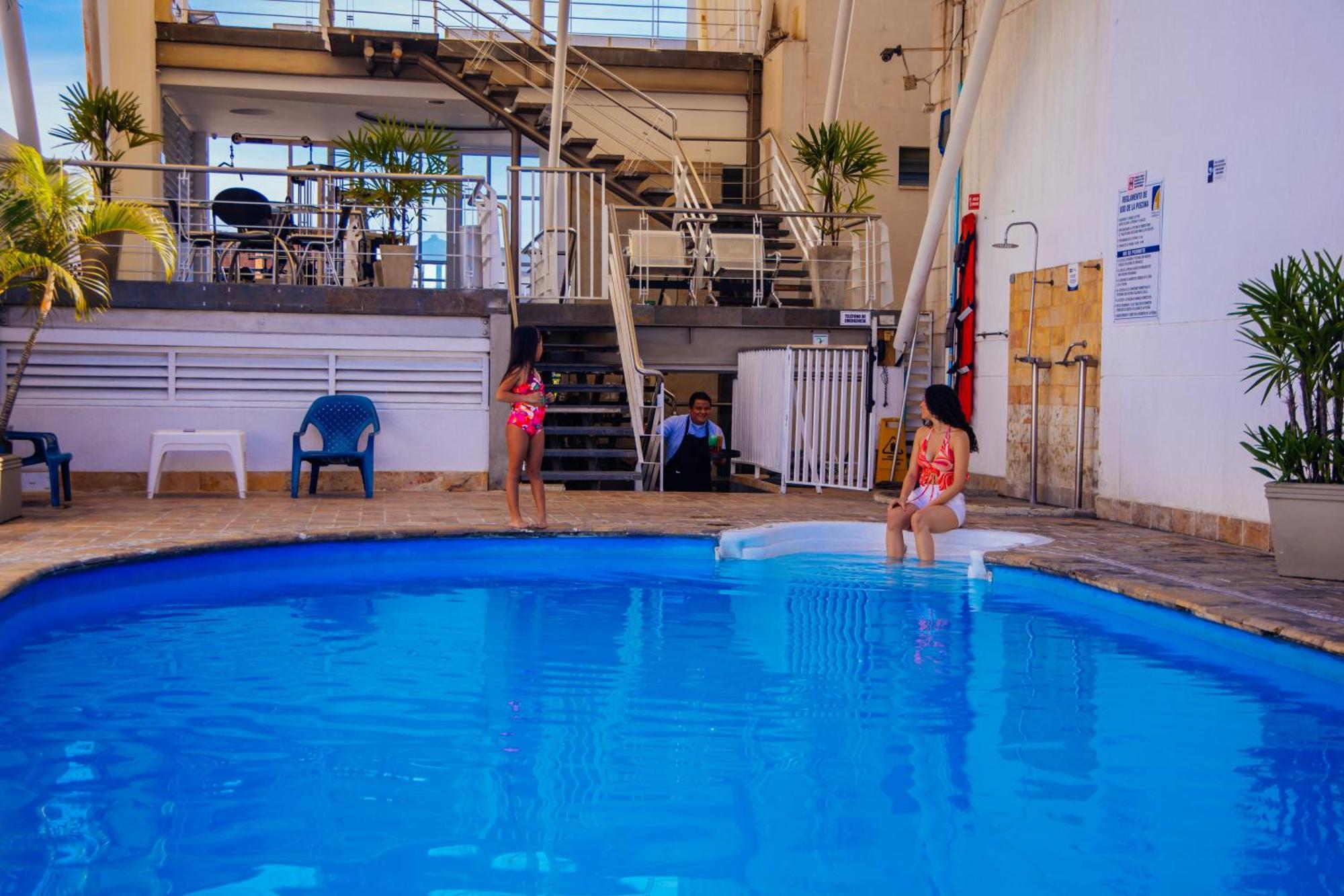 Hotel Plaza Las Americas Кали Екстериор снимка