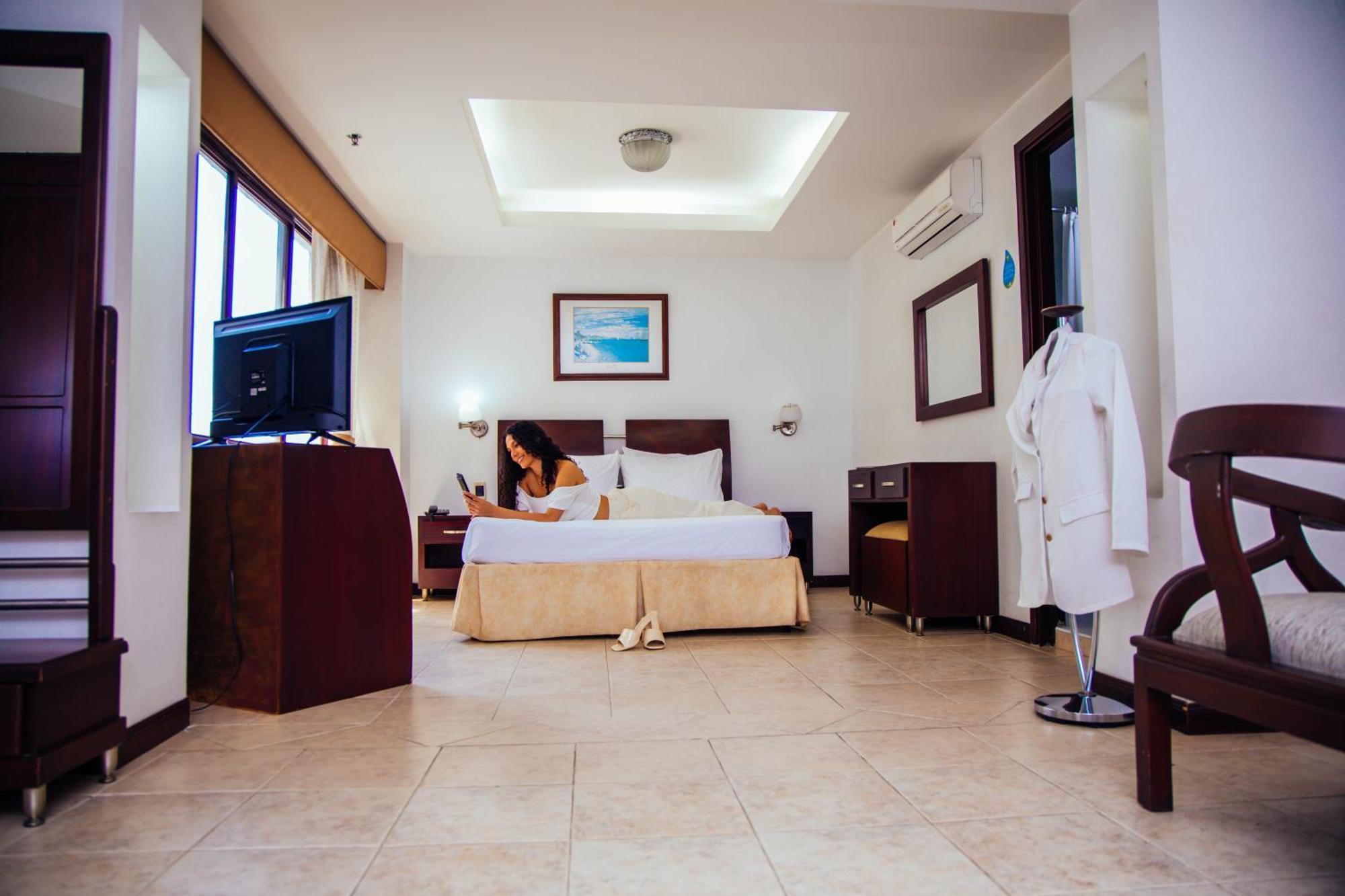 Hotel Plaza Las Americas Кали Екстериор снимка