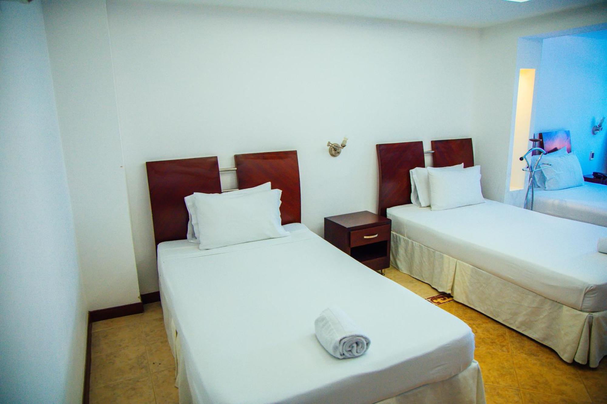 Hotel Plaza Las Americas Кали Екстериор снимка
