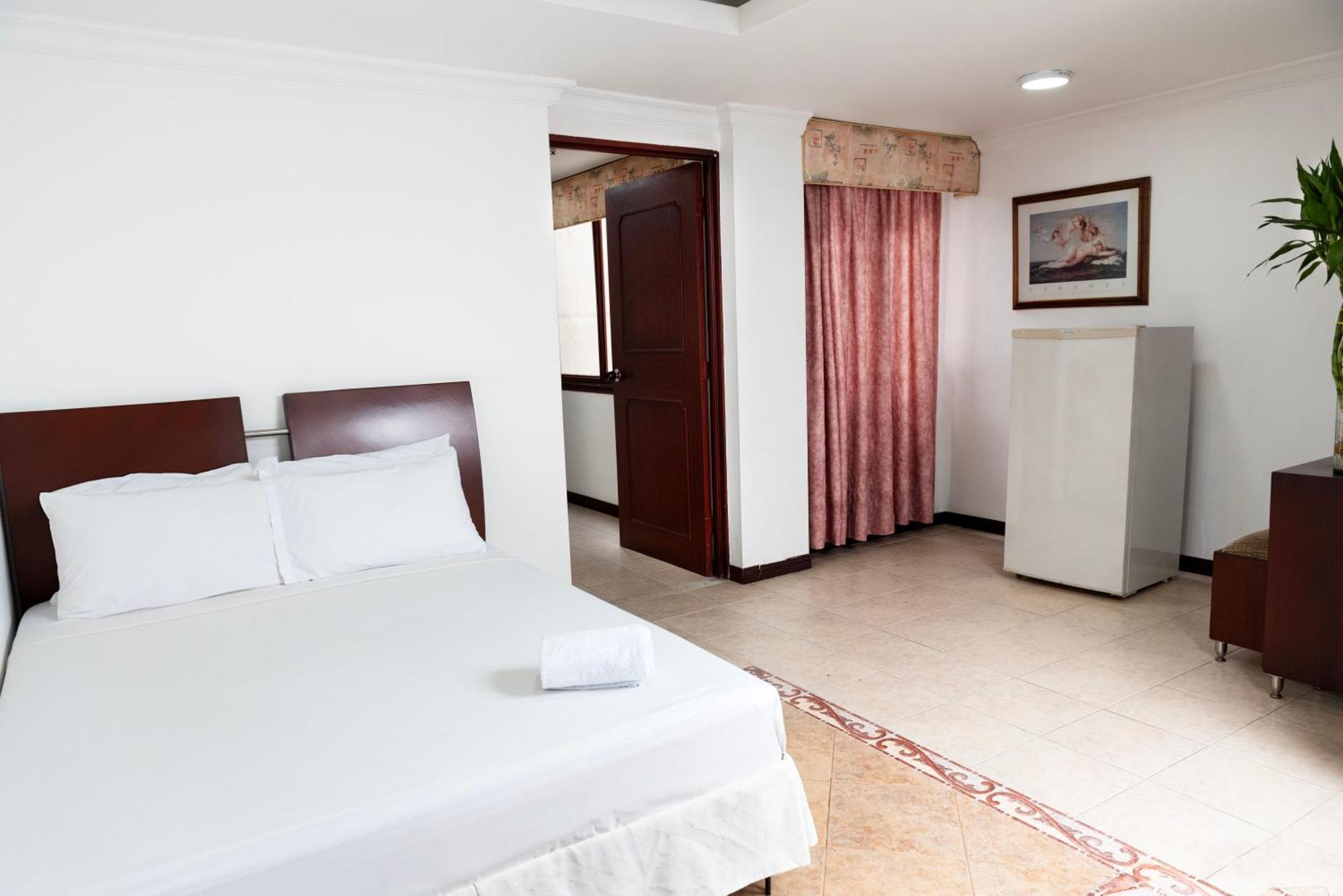 Hotel Plaza Las Americas Кали Екстериор снимка