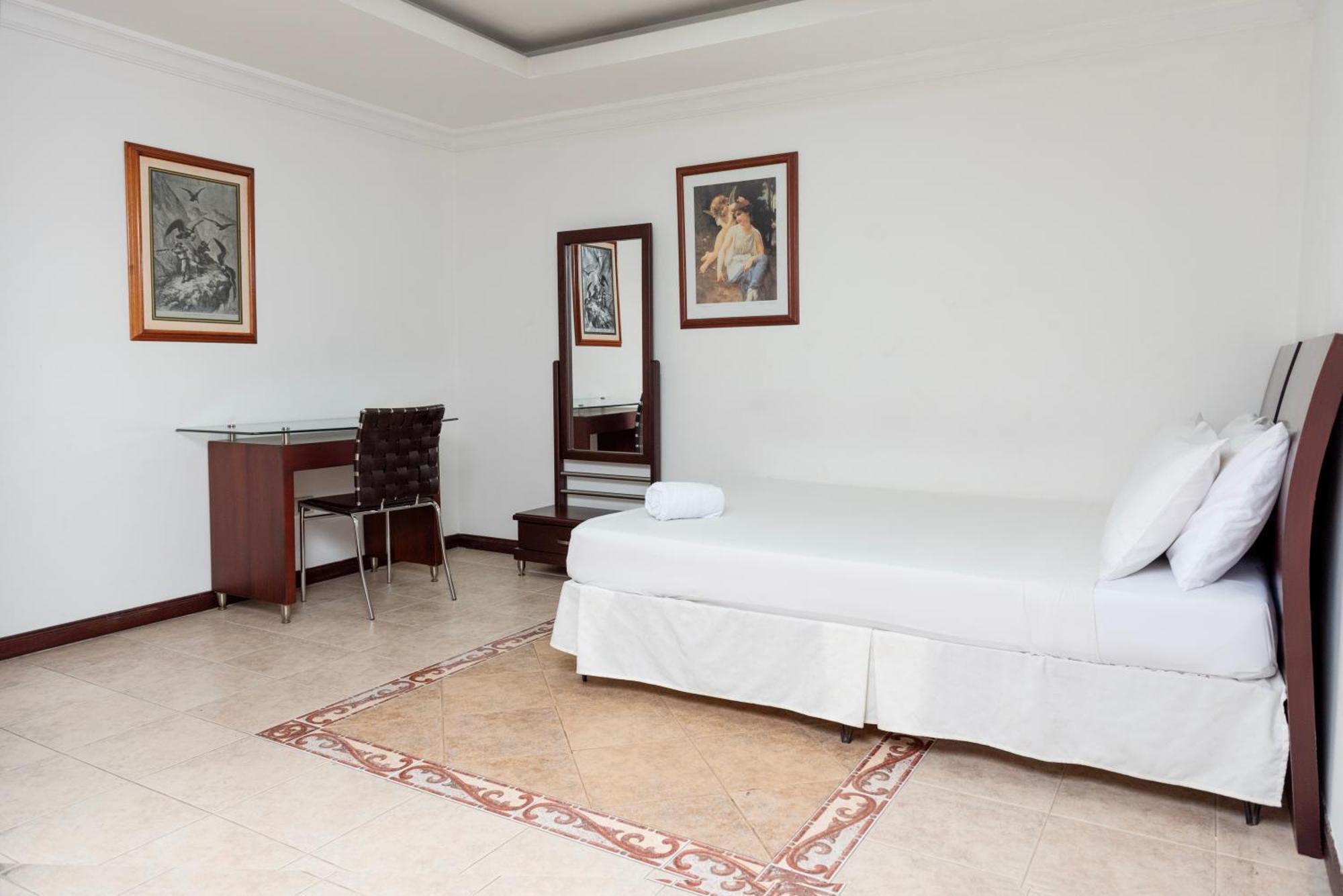 Hotel Plaza Las Americas Кали Екстериор снимка