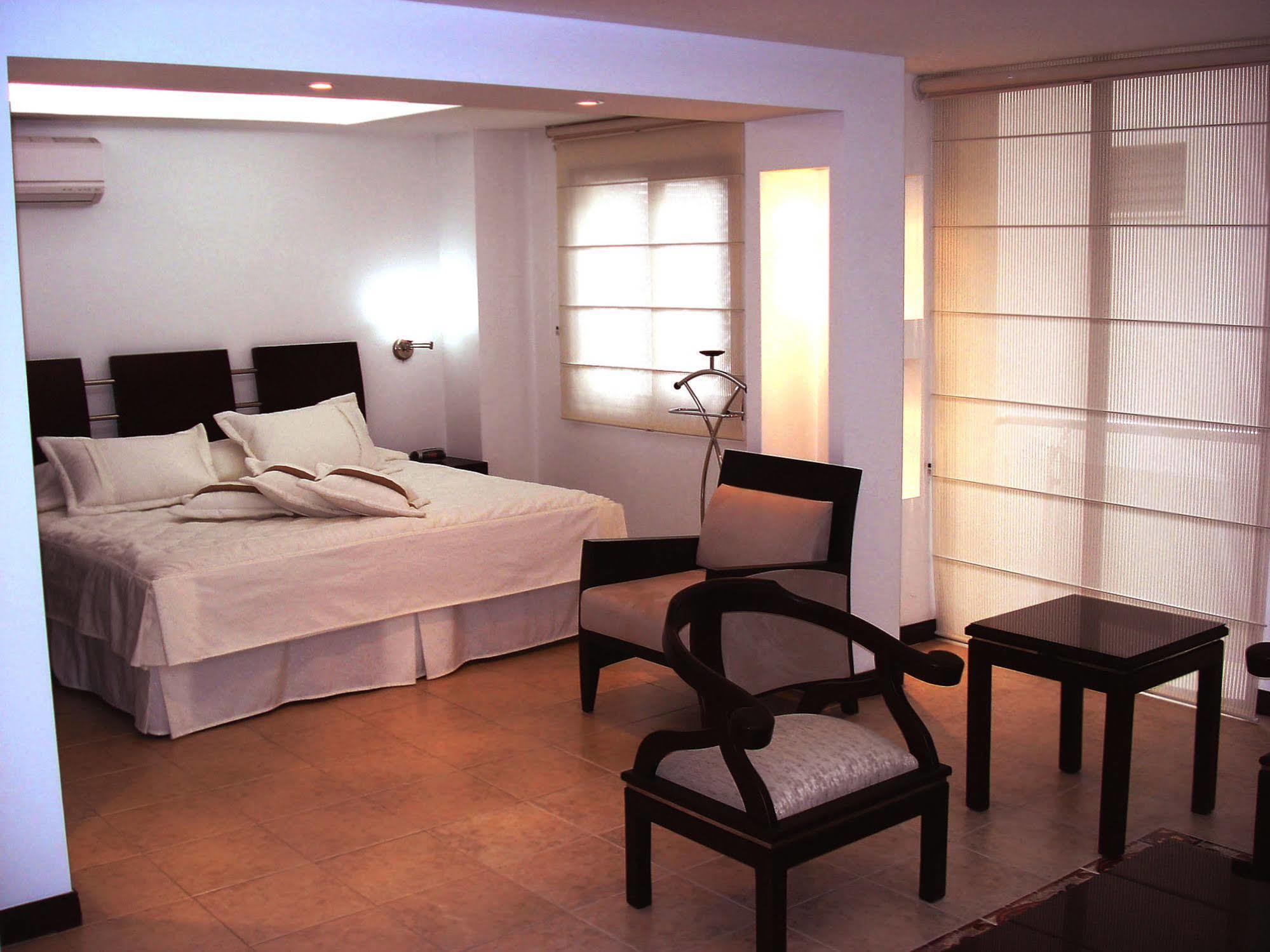 Hotel Plaza Las Americas Кали Екстериор снимка